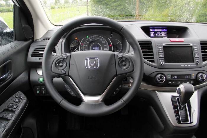 Bunkók kíméljenek! 10 | Vezess Minden a helyén, ösztönösen elérhetőek a kezelőszervek a CR-V belsejében