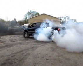 Motorgyilkosság a közönség kedvéért