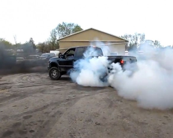 Motorgyilkosság a közönség kedvéért