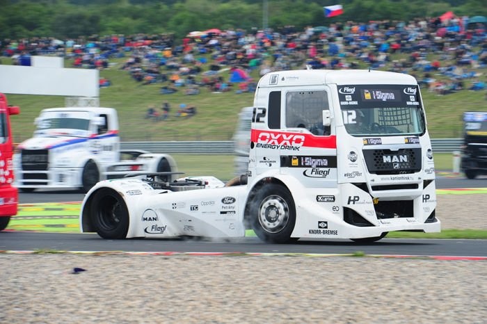 Harcosok klubja 9 | Vezess Itt még gőzöl az első fékeken a hűtővíz, ám a második futam végére egy csepp sem maradt belőle