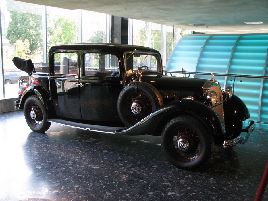 54922_430861_1000x700.jpg | Vezess Ugyanabból a korból, vagyis a második világháború előttről származik (pontosan 1935-ből), de nem a gazdag fiatalok, inkább a gazdag idősek autója volt a Mercedes 200, különösen ebben, a csak hátul nyitható Landaulet kivitelben. Komoly megjelenése és kétliteres, hathengeres, 40 lóerős motorja ellenére a végsebessége csak 93 km/óra volt, a fogyasztása viszont elérte a 15 litert 100 kilométerenként