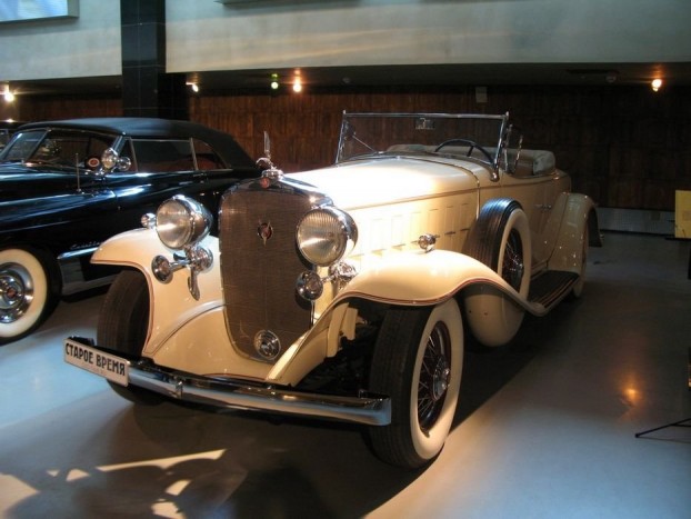 16 hengeres Cadillac Moszkvából 4 Az amerikai szekció legimpozánsabb példánya a Cadillac 452 Roadster. A 452 természetesen a lökettérfogatot jelenti köbhüvelykben, ami 7412 köbcentinek felel meg. Már ez sem semmi, de az még kevésbé, hogy a V motor hengereinek száma nem 8, nem 12, hanem 16. Hiába, akkoriban (1932-t írunk) a tengerentúlon a 16 henger számított a non-plus-ultrának. A legnagyobb teljesítmény 167 LE, a végsebesség 155 km/h, a 0-100 km/h közötti gyorsulási idő 24 s