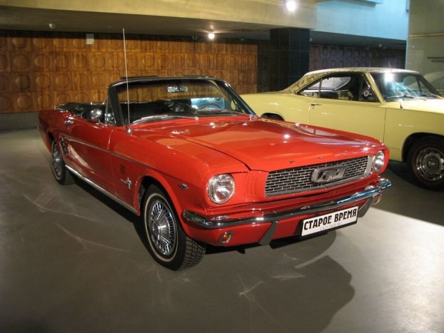 16 hengeres Cadillac Moszkvából 3 Múzeum nem lehet meg Ford Mustang nélkül, természetesen Moszkvában is akad belőle. Ez egy 1966-os modell 188 lóerős, V8-as, 4,8 literes motorral. Ebből a szériából 607 568 darab készült, vagyis finoman szólva is népszerűségnek örvendett. Nem véletlenül, hiszen szívdöglesztően nézett ki, jól ment (0-100 km/h: 7,8 s, végsebesség: 201 km/h) és bomba áron kínálták