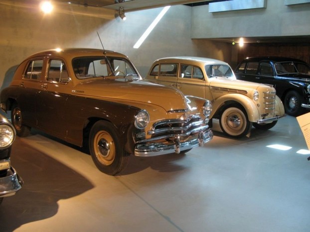 16 hengeres Cadillac Moszkvából 5 A moszkvai gyűjteményben hazai, vagyis az orosz szekciójának két illusztris tagja. Előtérben a hírhedt Pobeda, amivel - a közhiedelemmel ellentétben - sohasem végeztek letartóztatásokat, viszont gyakran használták állami autóként. Háttérben az első Moszkvics 400, amely köztudottan a háború előtti Opel Kadett mintájára készült