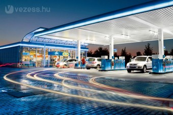 Bringásnak este nincs víz a benzinkút boltjában