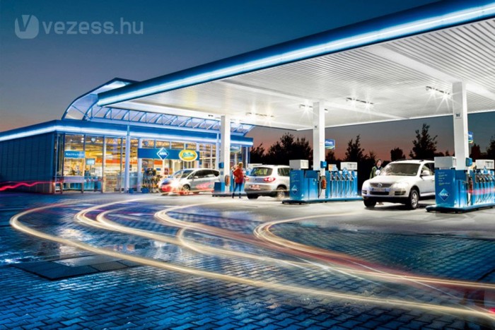 Bringásnak este nincs víz a benzinkút boltjában