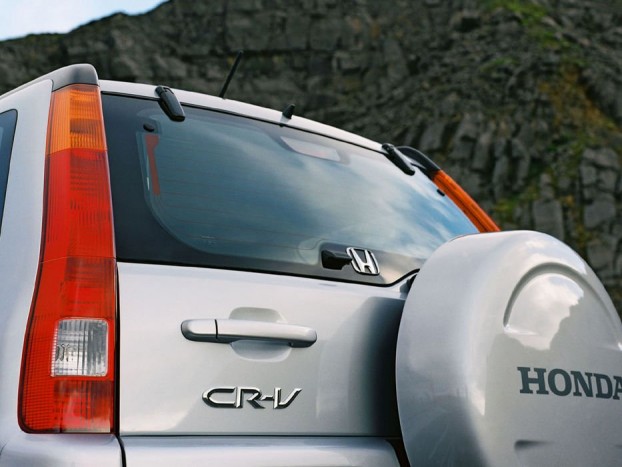 Már a levetkőzte a terepjárós jegyeket a CR-V, de a második generáció még oldalra nyíló ajtóval és külső pótkerékkel készült