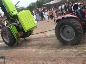 Életveszélyes párbaj traktorokkal