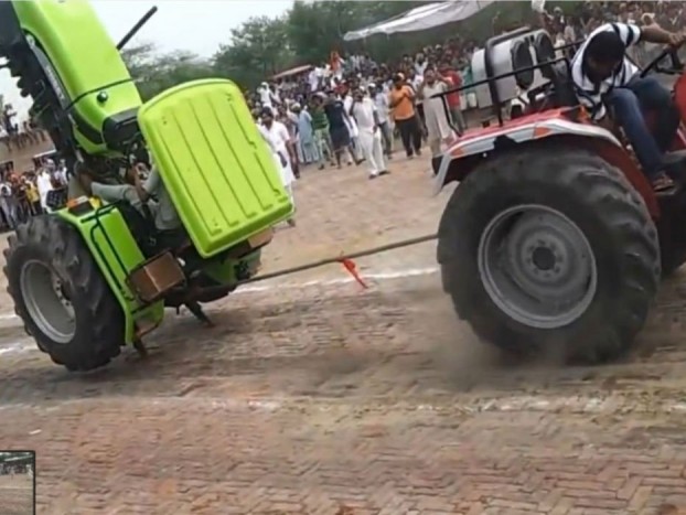 Életveszélyes párbaj traktorokkal