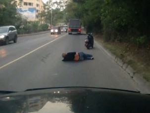 Mázlista robogós megúszta az ütközést