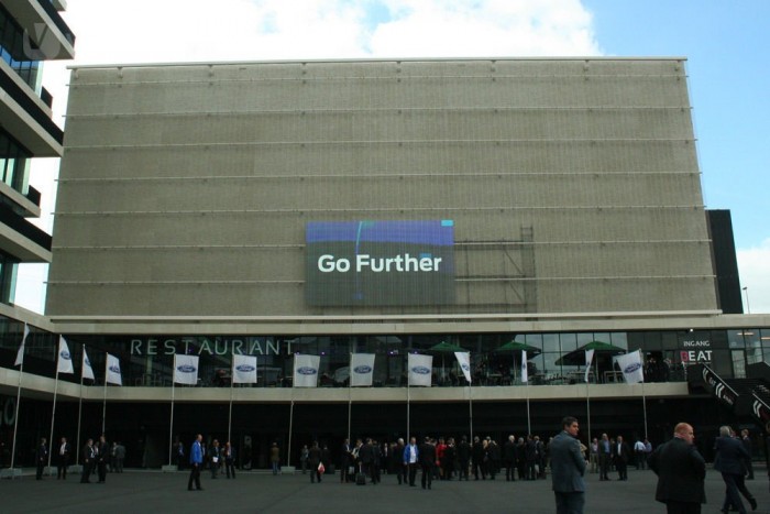 Amszterdamban a nemrég épült Ziggo Dome volt az esemény helyszíne. A bemutatóval a márkakereskedőket is meg kellett győzni róla, hogy az európai veszteségek ellenére érdemes invesztálniuk a szalonokba, lesz elég vonzó új termék a konkurensek ellenében
