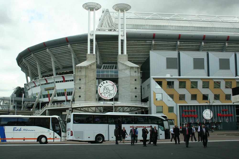 Az Ajax-stadion tőszomszédságában mutatta be új autóit a Ford
