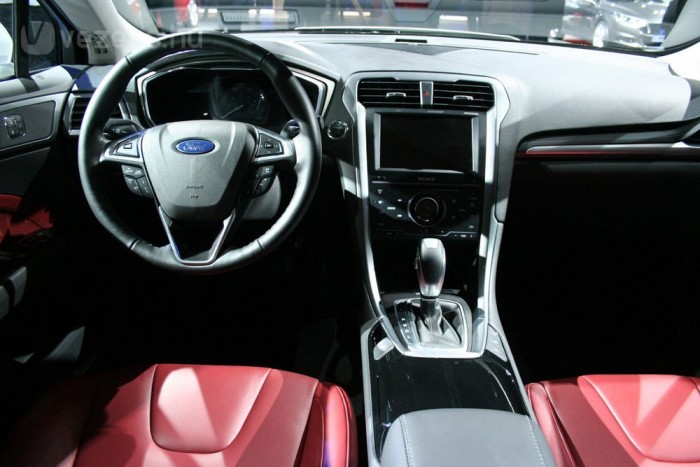 A térérzet gyengébb, mint az elődben, de az új Mondeo is igazán nagy autó