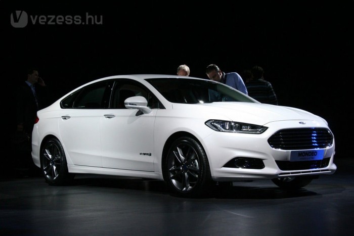 A hibrid villanymotorja 48 lóerős, a benzines egy kétliteres szívómotor