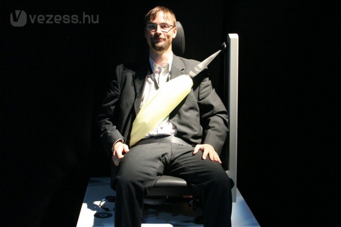 Övlégzsák védi a hátsó utasokat. A felfújt övvel csökkenthetők a nyak- és fejsérülések. Elöl nem kell övlégzsák, mert ott van elég egyéb légzsák a védelemhez