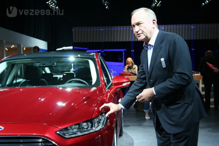 Már ültünk az új Mondeóban 9 Martin Smith, a Ford európai formatervezési igazgatója meséli a kollégáknak, hogy mitől ilyen mutatós a Mondeo