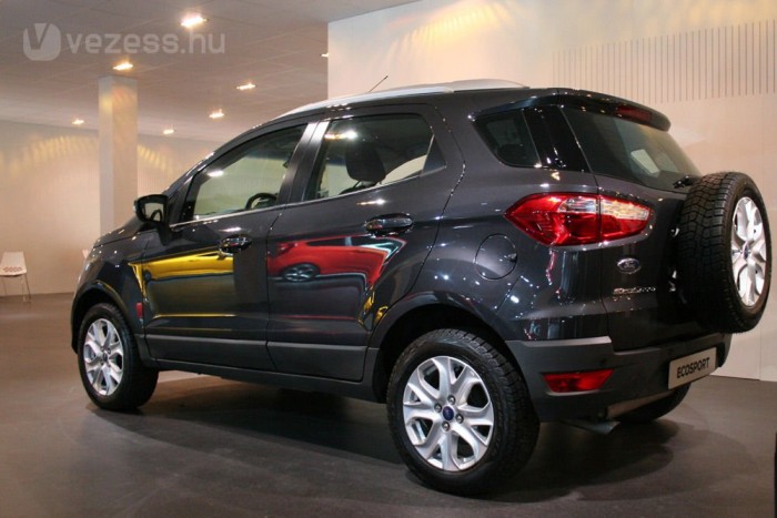 424,1 centis a városi terepjáró, amely igen tágas belül