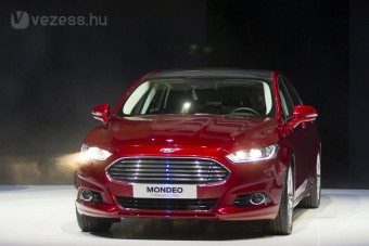 Már ültünk az új Mondeóban