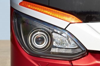 Novembertől 3,5 tonna felett is kötelező a nappali menetfény