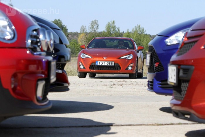 Amihez az okostelefon is buta 9 | Vezess Arra voltunk kíváncsiak, vezetési élményben melyik sportmodell van a legközelebb a GT86-hoz. Nemsokára megjelenik a cikk és kiderül, a Toyotához és egymáshoz képest mit ad élményben a Ford Focus ST, a MINI Cooper S, az Opel Corsa OPC Nürburgring Edition meg a Renault Mégane RS