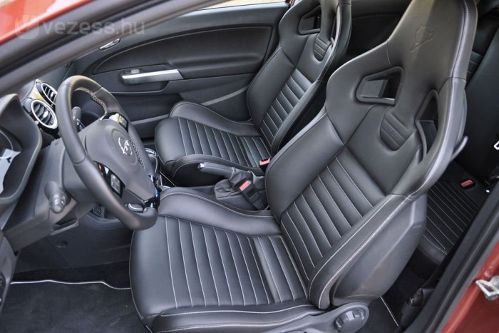 Versenyöveket is elbírnak a Corsa ülései. Jól fognak, de hervasztóan magasan vannak