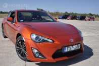 Itthon nem kapható két testvérmodellje, a Scion FR-S és a Subaru BRZ (Boxer, Rear-wheel drive, Zenith)