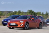 Nagy dilemma, hogy MX-5 helyett érdemes-e GT86-ot venni. A hátsókerék-hajtás és az önzáró diffi a kétezres MX-5-ben is adott, de futóműben a GT86 előrébb tart és ha kell, kétszer annyi ülőhely van benne. Viszont nem nyitható a teteje