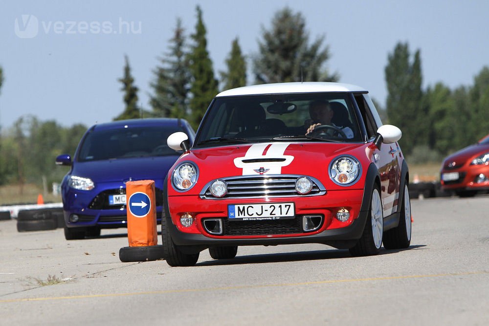 Van ennél sportosabb MINI is, de a kőkemény John Cooper Works 1,5 millióval drágább, mint a 6 253 000 forinttól kapható Cooper S