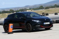 Bekapcsolt ESP-vel 250 lóerő és 340 Nm a maximum, a rendszert Sport állásba téve vagy kiiktatva megjön még 15 lóerő és 20 Nm. Ezt hívja a Renault RS Dynamique Management-nek