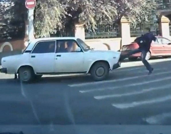 Bosszúálló gyalogos rúgott a Ladába