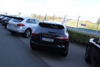 Íme, a 2012-es újdonság, a Porsche Cayenne GTS. Azért mentünk ki, hogy vele találkozzunk, és ezzel a képpel minden élményemet átadtam, amit szerezhettünk vele