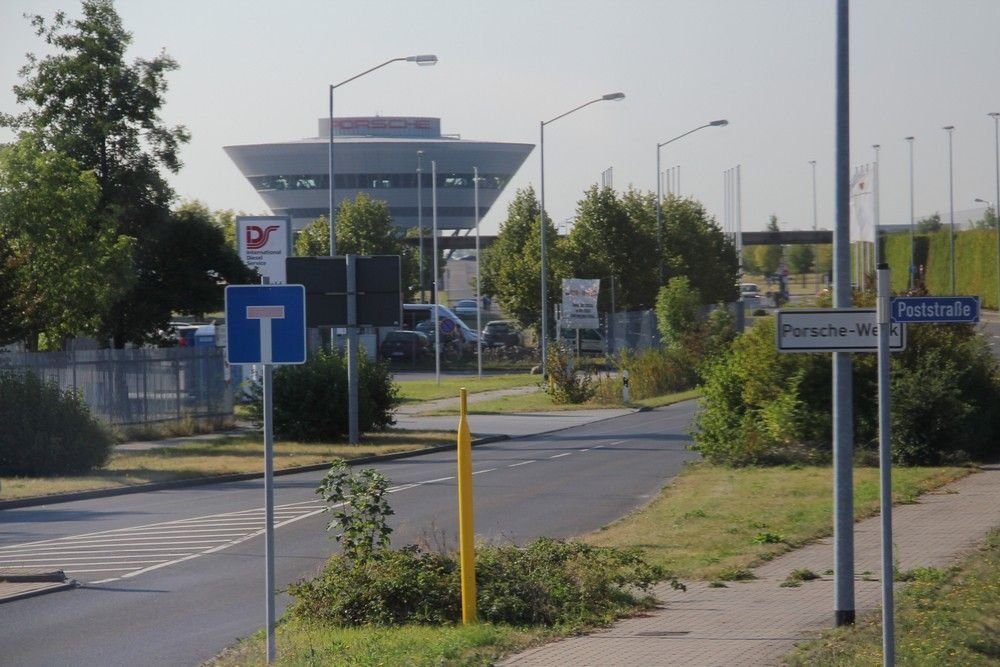 A kávéscsésze alakú látogatóközpont, konferenciateremmel, minimúzeummal, átadógarázzsal