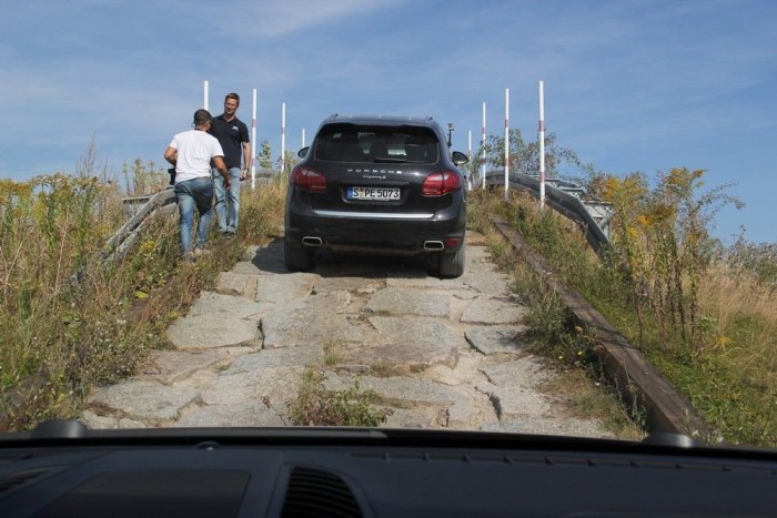 Porschékkal is lehet unalmas az élet 17 | Vezess A rázós sziklák remekül kiemelik, nagyon kemény rugóival mennyire NEM terepjáró a luxus-SUV