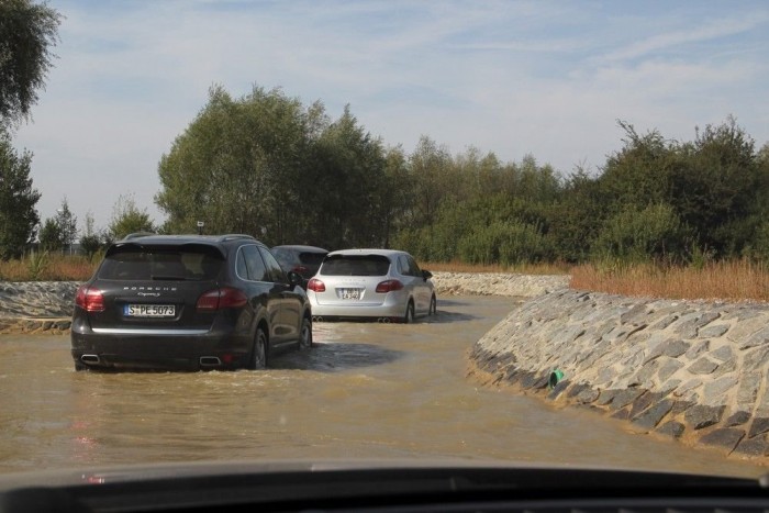 Porschékkal is lehet unalmas az élet 7 | Vezess Kerék közepéig is alig ér az extrém vizes pálya