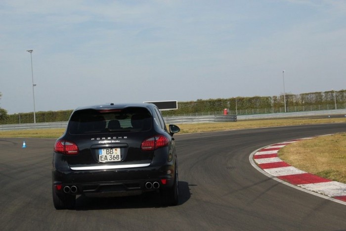 Porschékkal is lehet unalmas az élet 18 | Vezess A szánalmas pályakörök alatt egyszer elértük a 140-et, de azonnal fékezett is előttünk a megrettent román kolléga. Talán még sosem ment ilyen gyorsan életében, tehát mi sem mehettünk gyorsabban mögötte