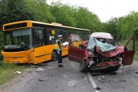 A Miskolc és Harsány közötti út kisgyőri elágazásánál ütközött a nyáron egy kisbusz és egy menetrend szerinti autóbusz. Az életveszélyes sérültet mentőhelikopterrel szállították kórházba. Fotó: MTI