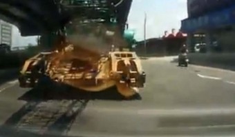 Bizarr baleset, darura akadt a kisautó