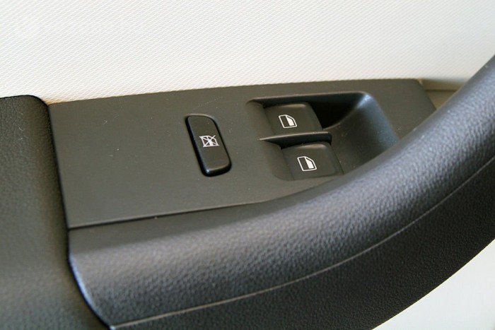 Spóroltak az ablakemelőkkel, a hátsókat innen nem lehet húzogatni