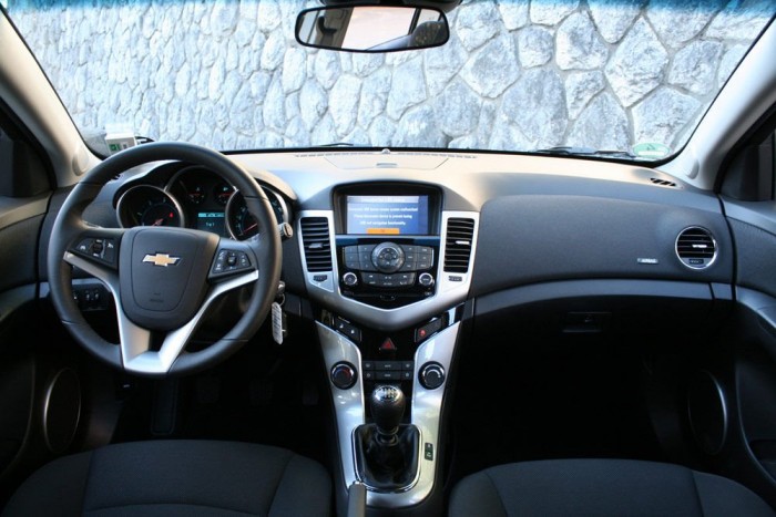 Kissé átdolgozták a középkonzolt, a kesztyűtartó íve visszaköszön a Malibuban is