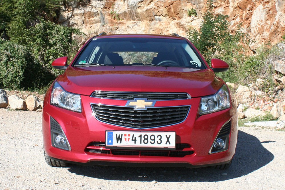 A 2009-ben bemutatott Cruze a Chevrolet legsikeresebb típusa, 2012 első negyedével bezárólag több mint 1,3 millió kelt el belőle