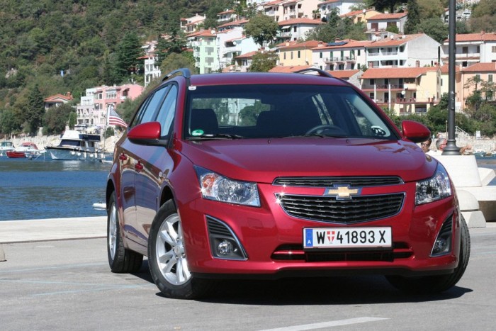 Daewoo is, meg Insignia, plusz kicsit Camaro 59 A Cruze-tól balra Lance motorcsónakjának zászlaja. Az amerikai a hátam mögött sertepertél éppen a fotózásra váró Malibu körül