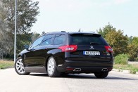 Élőben nem is tűnt fel, mennyire veszélyes sportkombinak látszik innen a C5 Tourer. Pedig nem is az