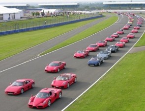 Világrekord, 964 Ferrari egy versenypályán