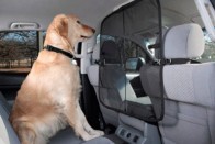 A lágy háló sokat nem fogna a tempós csattanáskor előrelendülő retrieveren, mégis növeli a biztonságot: a sofőr nem a fülébe nyáladzó kedvenc orrának eltaszigálására figyel, ha a kutya a hátsó ülésen utazik