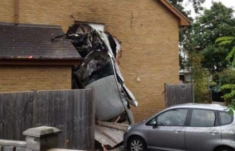 Emeleti hálószobába repült egy autó