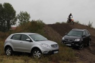 A Ssangyong Korando benzines vagy dízel kétliteres motorral rendelhető, elsőkerék-hajtással (szürke autó) vagy 4x4-gyel (fekete autó)