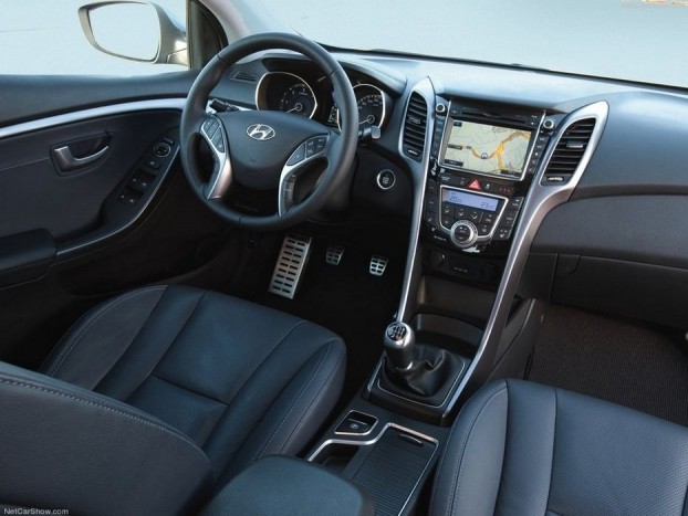 Ugyanaz a műszerfal és ugyanolyan jó a minőségérzet is. A váltó pontos, az elektromos szervójú kormány viszont nem sokat árul el arról, mi is történik az első kerekek alatt