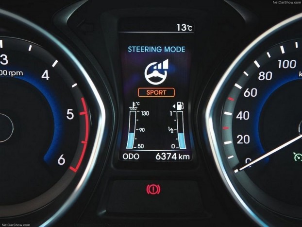 Félig titkos Hyundai-t vezettünk 7 Három fokozatban állítható a kormányszervó. Ilyenkor a legkisebb a rásegítés, vagyis ilyenkor a legnehezebb tekerni. A kommunikáción viszont ez sem segít