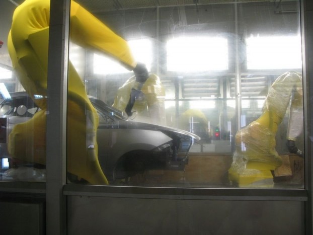 Üvegfal mögött festi a robot a karosszériát. Jó a ruhája nem?