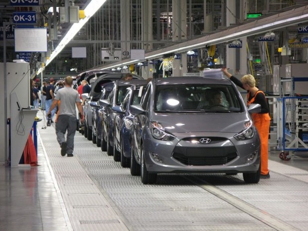 Mehetnek a próbapályára! Percenként egy autó gördül le a sorról, egy év alatt 300 000